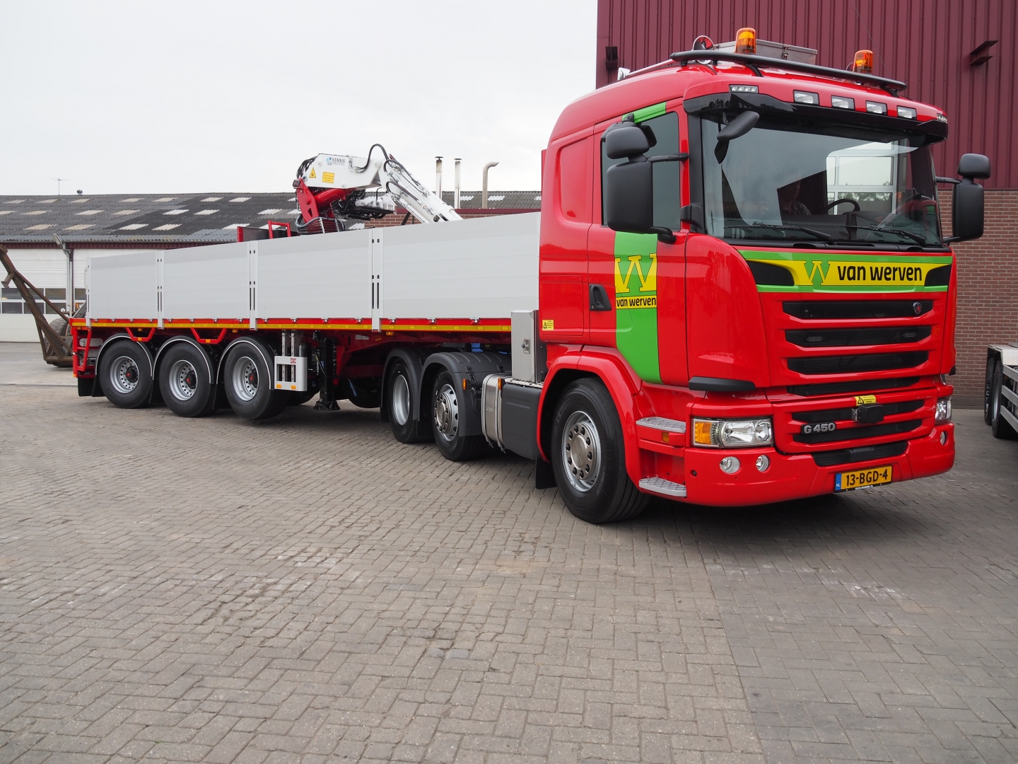 Vrachtwagen met rijplatentrailer